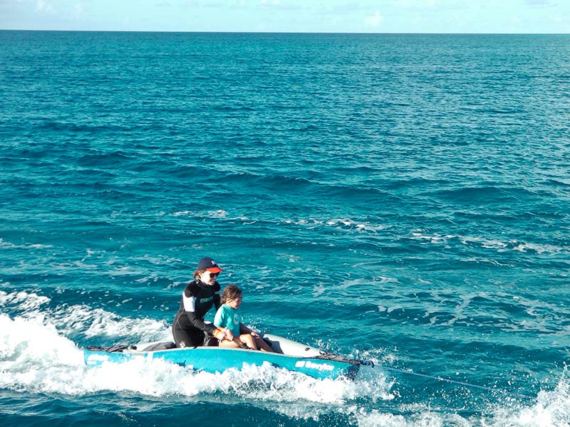 Croisiere-catamaran-tahiti-surfing-fun-3